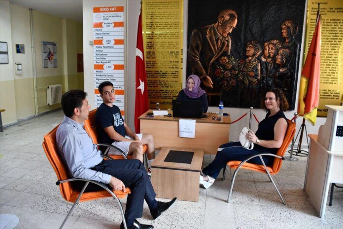 Tekirdağ Milli Eğitim Müdürü YKS Tercih Danışmanlığı veren okulları ziyaret etti