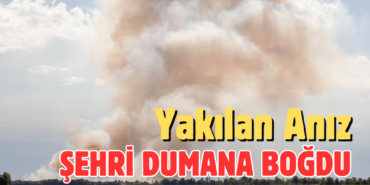 Yakılan anız şehri dumana