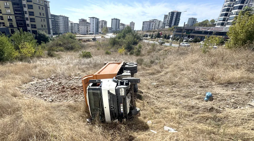 hafriyat kamyonu devrildi