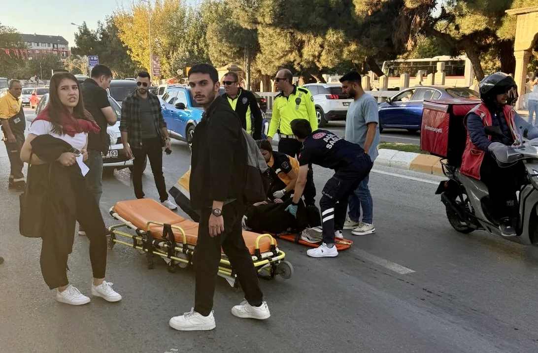 Motosikletten Düşen Kurye Hayat Mücadelesi Veriyor 19 motosikletten-dusen-kurye-hayat-mucadelesi-veriyor-RyeqS2QZ.webp